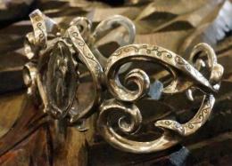 16B-BR-NJ001 : BANGLE / NAJA & MARIA